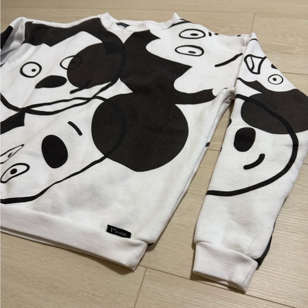 ✨Disney Artist Series Unique Black White Mickey Sweater - Picture 4 of 12